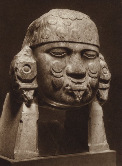 Messico: testa in diorite della dea Coyolxauhqui, Museo Nazionale (foto b/n) da Hugo Brehme