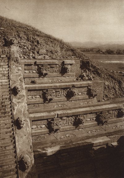 Messico: San Juan Teotihuacan, sculture in pietra sulla facciata occidentale della piramide di Quetzalcouatl, piramide al centro della cittadella (foto b/n) da Hugo Brehme