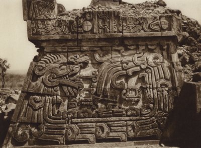 Messico: Xochicalco, Parte della piramide con serpente e geroglifici (foto b/n) da Hugo Brehme