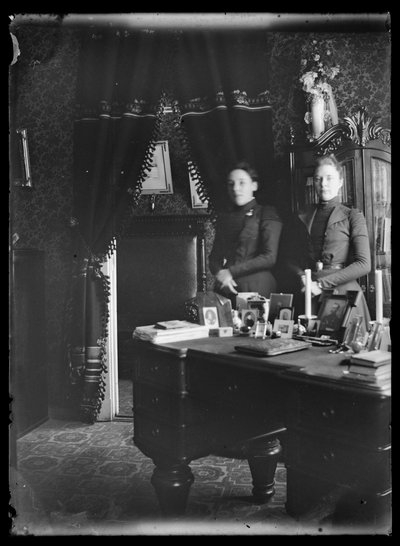 Elli ed Ellen von Schoultz nella loro casa di Vyborg da Hugo Simberg