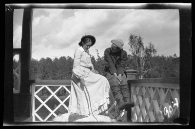 Erna e Guido Simberg e Sarto nel portico della Villa Rosa da Hugo Simberg