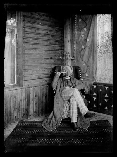 Hugo Simberg in costume nella veranda della villa degli Andersin da Hugo Simberg