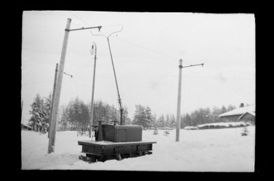 Locomotiva elettrica Kymintehta a Kuusankoski da Hugo Simberg