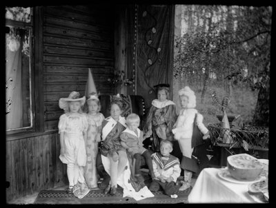 Bambini in maschera nella villa degli Andersin da Hugo Simberg