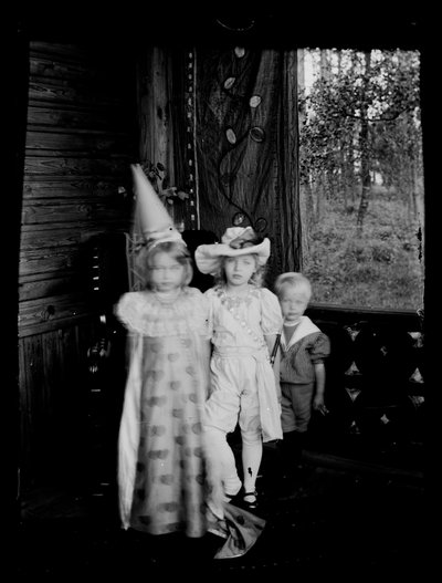 Bambini in costume nel portico della villa degli Anders, i bambini Gadd e Karin e Lisa Anders da Hugo Simberg
