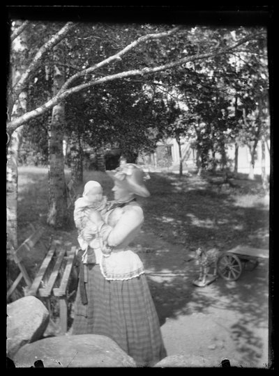 Lilli e Laine Simberg nel parco da Hugo Simberg
