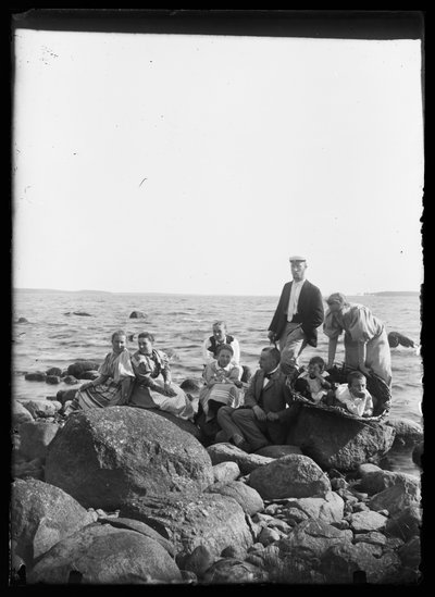 Foto di gruppo sui sassi della spiaggia di Selkäranta da Hugo Simberg
