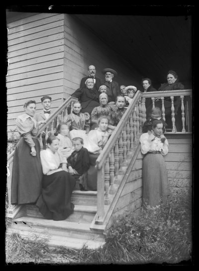 Foto di gruppo sulla scalinata di Villa Bianca da Hugo Simberg