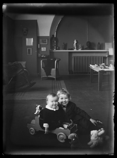 Tom e Uhra Simberg nella loro casa-studio a Siltasaarenkatu da Hugo Simberg