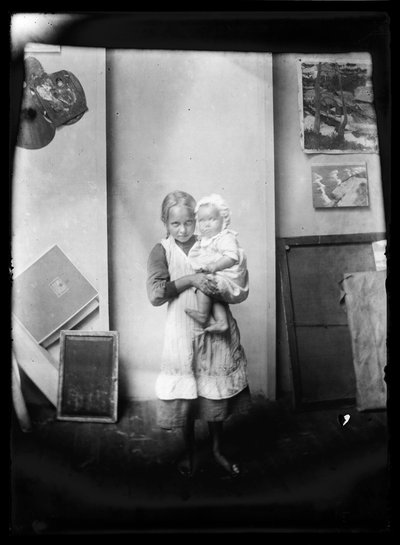 Bambina e bambino come modelli nello studio di Selkäranta da Hugo Simberg