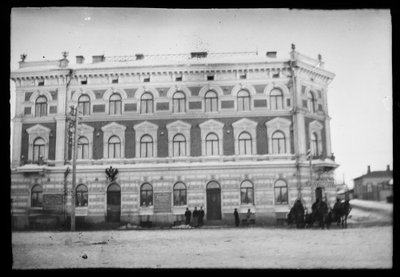 Vyborg apteekintalo nella Piazza della Fontana Rossa da Hugo Simberg