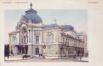 Cartolina che raffigura il Vigszinhaz (Teatro della Commedia) sul Grand Boulevard a Budapest, c.1900 (dopo una foto a colori) da Hungarian School