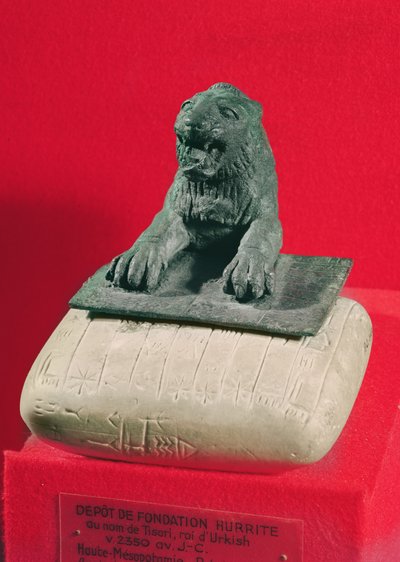 Leone che tiene una tavoletta di fondazione hurrita del re Tish-atal di Urkesh e Nawar, c.2150 a.C. da Hurrian