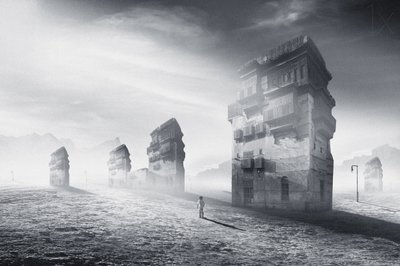 Figura solitaria nella città antica da Hussain Buhligaha