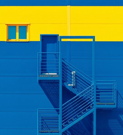 Facciata in blu, giallo e grassetto da Igor Bakotic