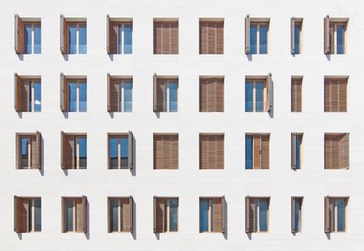 Facciata con finestre geometriche da Igor Bakotic