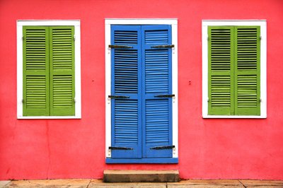 Porta blu vivace e persiane verdi da Igor Shrayer