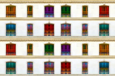 Facciata con vetrate dai colori vivaci da Igor Shrayer