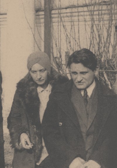 Serafima Suok-Narbut e Yury Olesha al funerale di Vladimir Mayakovsky da Ilya Arnoldovich Ilf