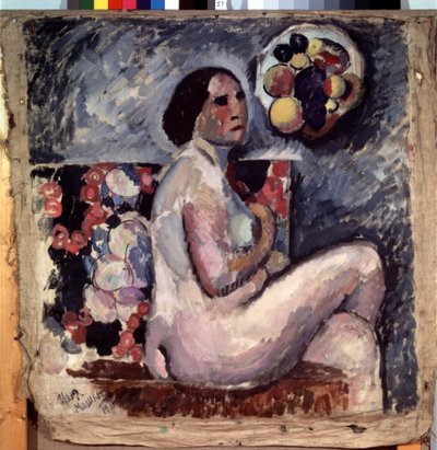 Ritratto di una donna nuda, seduta con le gambe incrociate, di profilo, accennando un gesto di pudore. Dietro di lei, un quadro di frutta e appeso al muro, un cappello decorato di frutta. da Ilya Ivanovich Mashkov