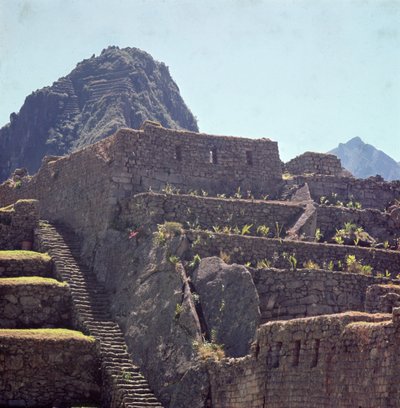 Rovine degli edifici terrazzati della cittadella di Machu Picchu da Incan