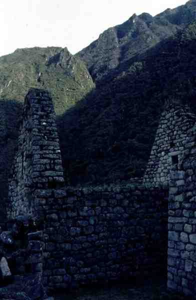 Casa in rovina dalla cittadella di Machu Picchu (foto) da Incan Incan