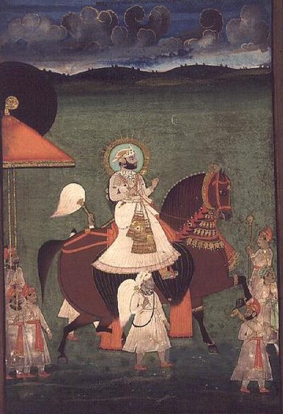 AS10 Album 43 no.4514 Cat no. 514 iii Rana Sarup Singh (1842-61) di Mewar cavalca uno stallone castano, i suoi servitori a piedi portano ombrelloni e accessori reali, Udaipur, c.1855 da Indian School