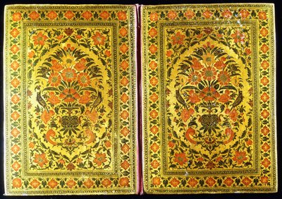 Una coppia di copertine di libri laccate decorate con un disegno floreale, con un vaso di fiori e fringuelli al centro, XVIII secolo da Indian School