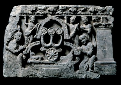 Arte del Gandhara (o Greco-Buddhismo): Buddha in preghiera, il miracolo di Sravasti. Rilievo della Scuola di Gandhara - II-IV secolo - Museo Indiano, Calcutta, India da Indian School