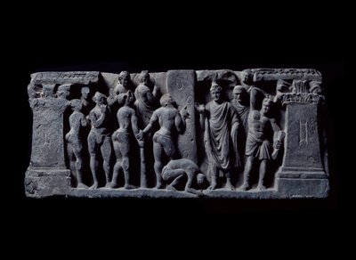 Arte del Gandhara (o Greco-Buddhismo): "Gli arcieri di Devadatta attaccano Gautama" Rilievo della Scuola di Gandhara - 2° al 4° secolo - Museo Indiano, Calcutta India da Indian School