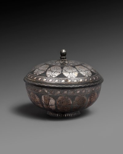 Ciotola e coperchio in lega metallica intarsiata con argento, ciascuno con una fascia di fiori naturalistici, 1700-1899 da Indian School