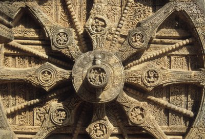 Ruota del carro alla base del Tempio di Surya da Indian School