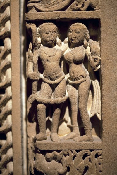 Coppia di amanti. Cornice della porta in pietra scolpita, arte del Rajasthan o Uttar Pradesh (India), IX-X secolo. Museo Nazionale della Corea, Seoul (Corea del Sud) da Indian School
