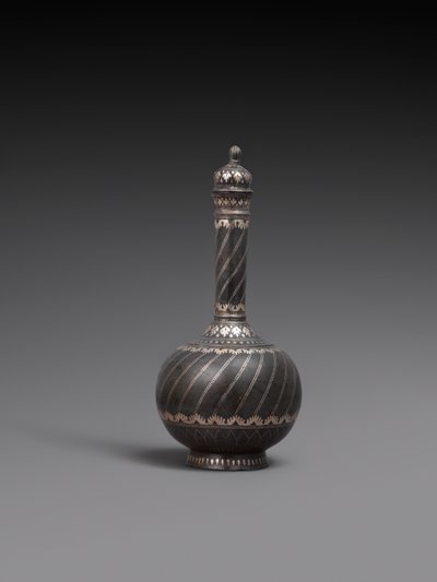 Fiasca con coperchio e supporto, o piatto di lega metallica con intarsi in argento, 1700-99 da Indian School
