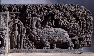 Induismo: "Krishna o Venugopala, maestro dei flauti e delle mucche" Scultura in pietra nera, parte destra del 12° secolo - da Halebidu, Mysore - Calcutta, Museo Indiano da Indian School