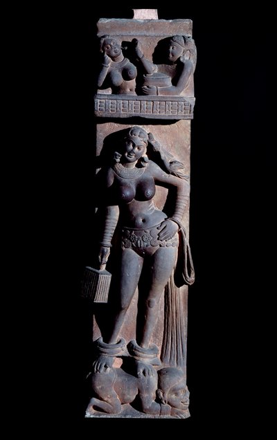 Induismo: rappresentazione di una Yakshini (Yaksi) spirito della natura, che tiene una gabbia e un pappagallo, sta su un nano - Scultura di Mathura, gres, II secolo da Indian School