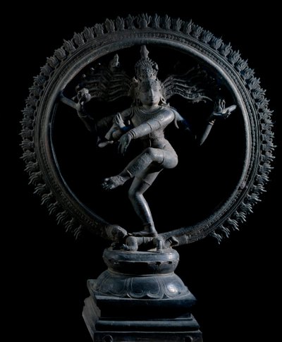 Induismo: rappresentazione del dio Shiva Nataraja, dio della danza. Scultura in bronzo del XII secolo. Kolkata, Museo Indiano da Indian School