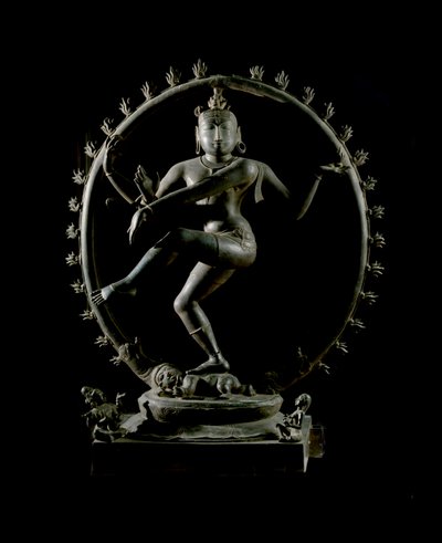 Induismo: rappresentazione del dio Shiva Nataraja, dio della danza. Scultura in bronzo del 12° secolo - Kolkata, Museo Indiano da Indian School