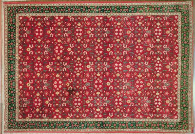 Tappeto Mughal con disegno a fiori e reticolo, Nord Indiano da Indian School