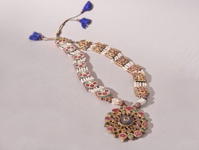Collana (con design floreale reversibile), c.1870 da Indian School