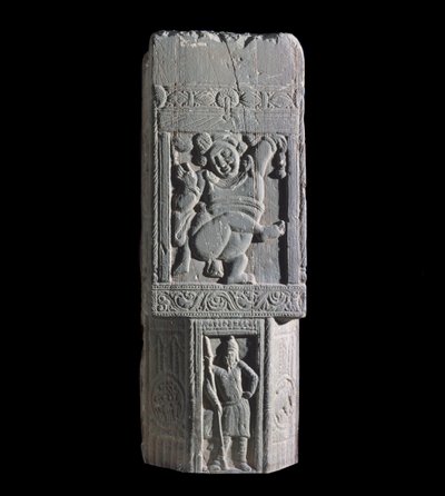 Lastra di stupa che mostra un nano e figure scite, dal sito di Nagarjuna da Indian School