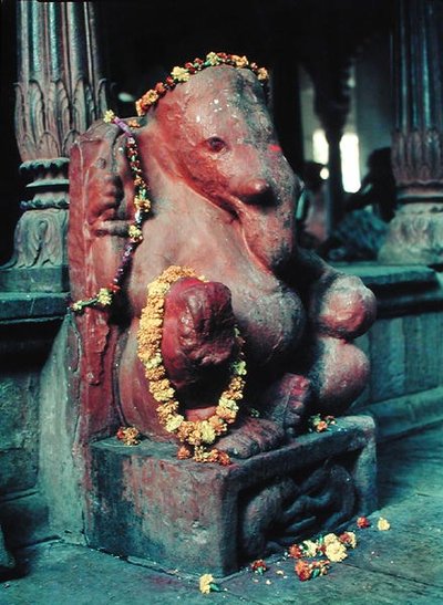 Il dio elefante, Ganesh (pietra dipinta) da Indian School