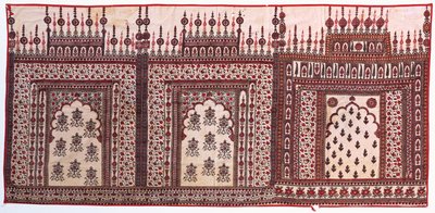 Tre archi di preghiera in chintz montati come un unico arazzo da Indian School