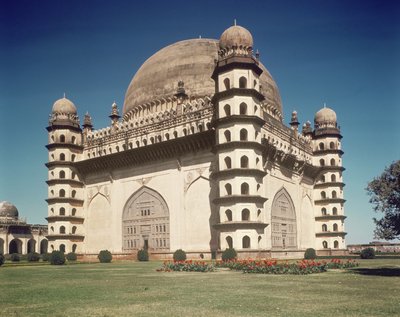 Veduta del Gol Gumbaz, mausoleo di Mohammed Adil Shah II (1627-57) costruito nel 1659 da Indian School