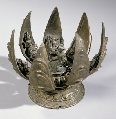 Vishnu con il loto circondato dalle sue incarnazioni sui petali incernierati, India orientale, c.1200 (bronzo) da Indian School