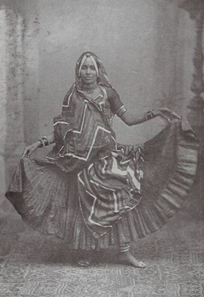 Bombay / Mumbai: danza indiana in gonnella (foto b/n) da Indian photographer
