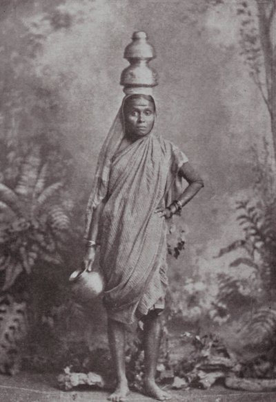 Bombay / Mumbai: La lattaia (foto b/n) da Indian photographer