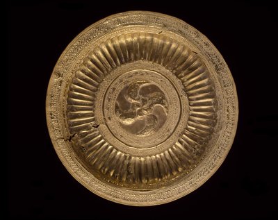 Pettorale a piatto, popoli delle Molucche, XIX secolo (forse precedente) da Indonesian School