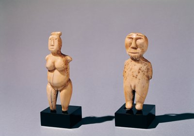 Due statuette di un uomo e una donna, dallo Stretto di Bering da Inuit School
