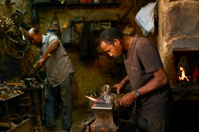 Un fabbro nel mercato di Erfoud, Marocco, 2022 da Ira Block